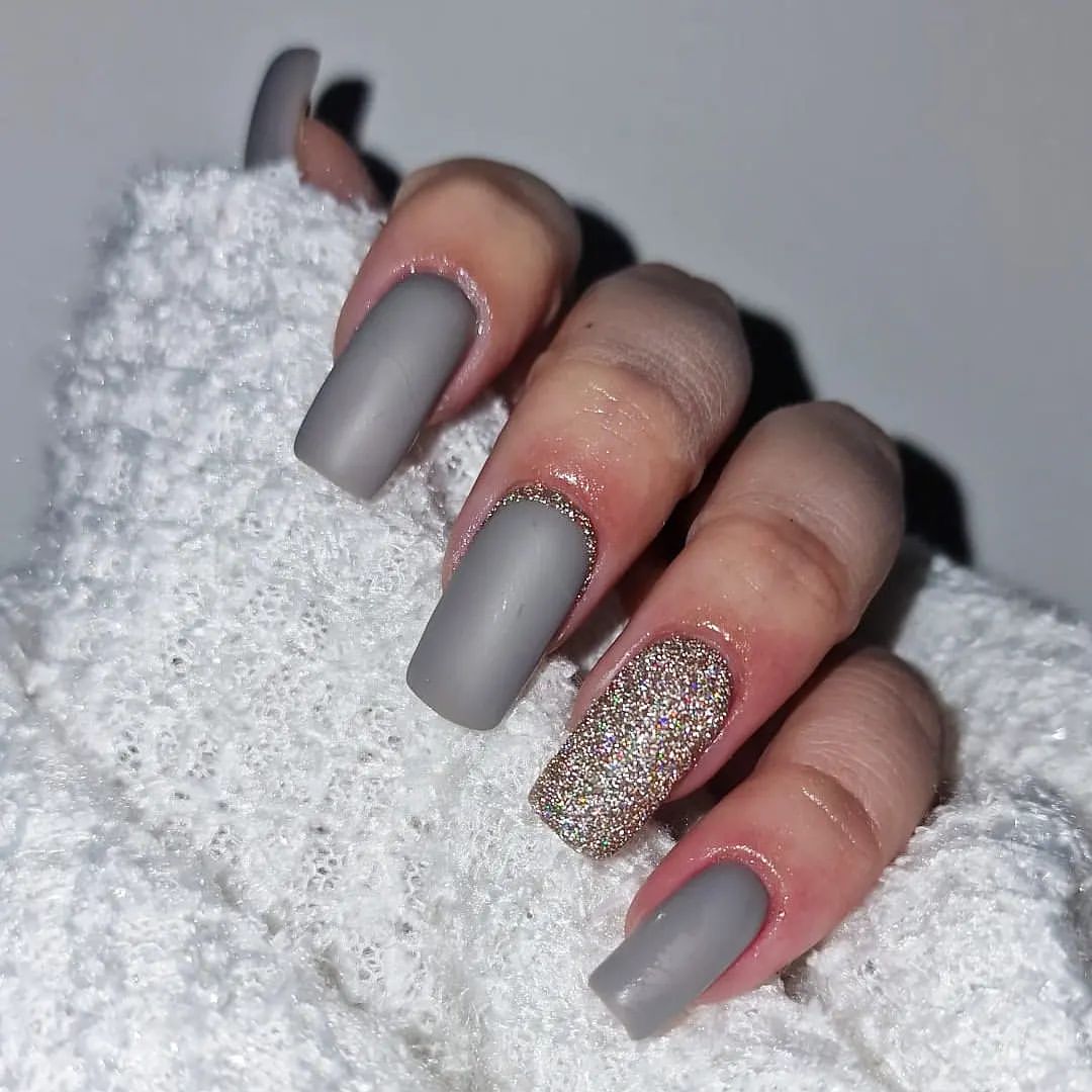 Unghie grigie con glitter - @_.ap.nails1498._