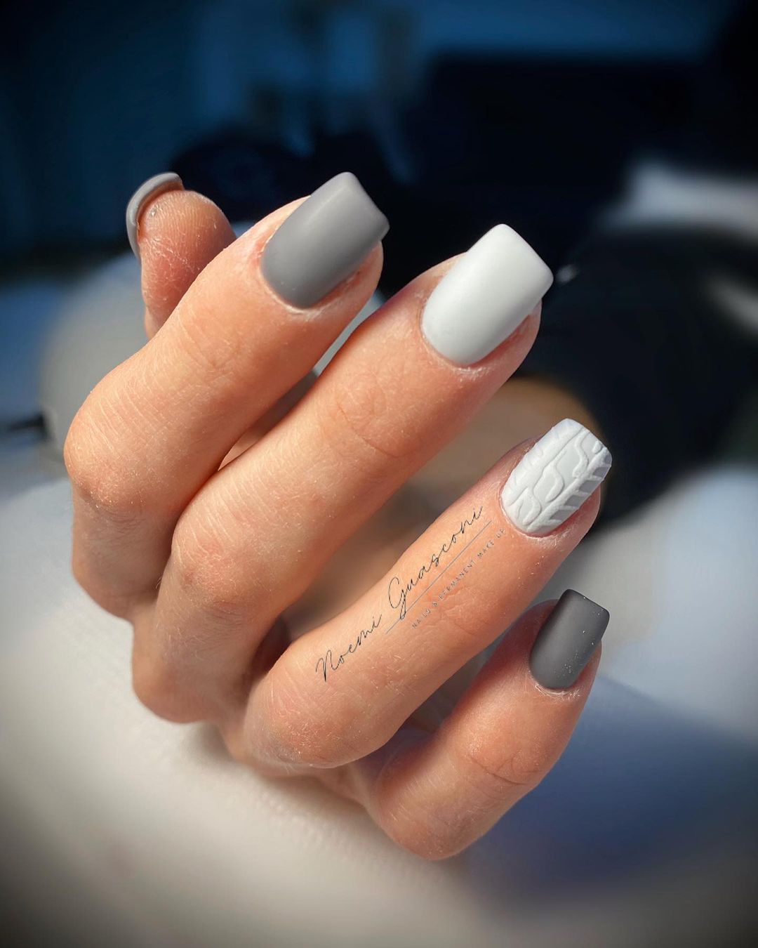 Unghie grigie quadrate - @no.guas.nails