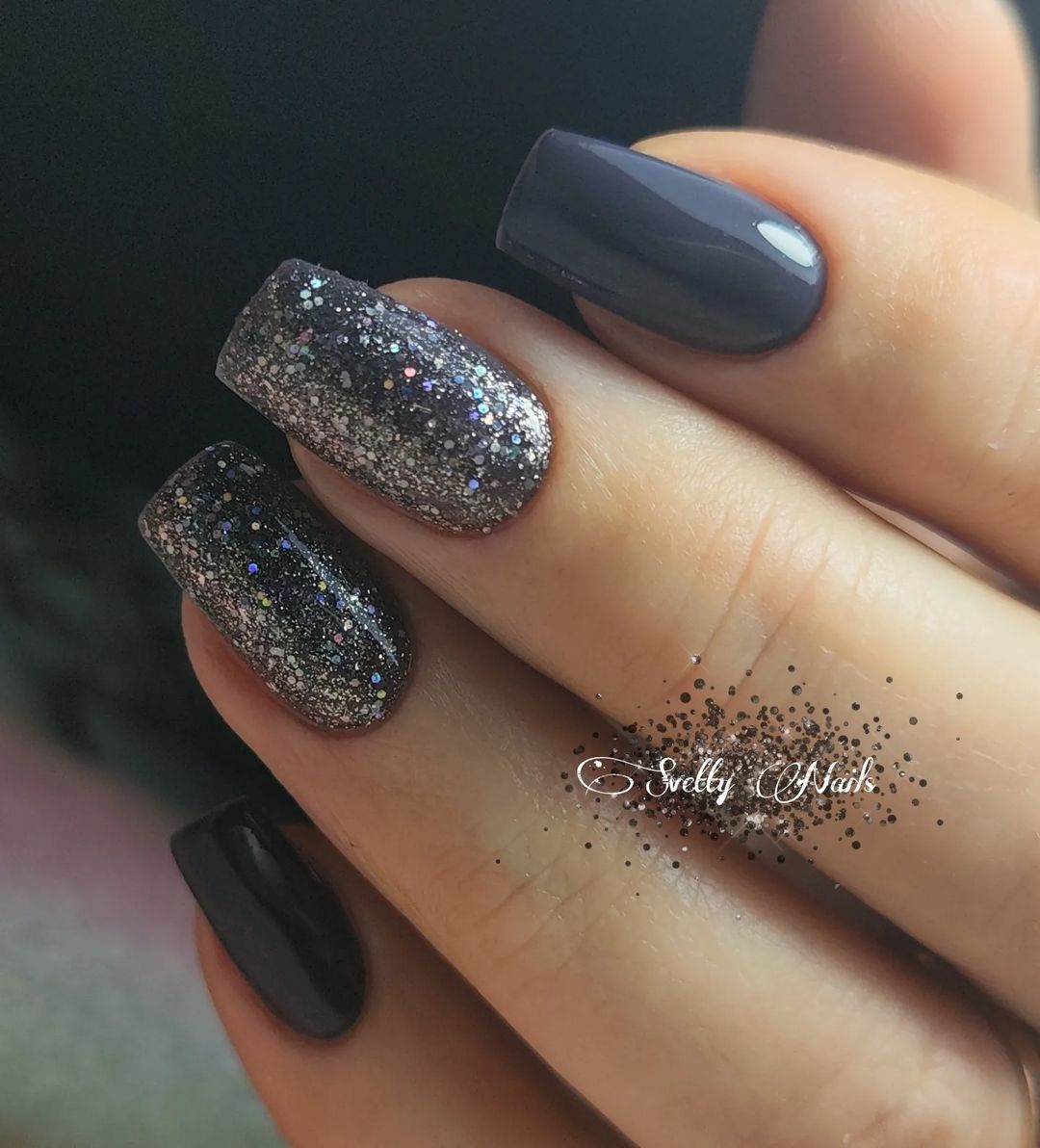 Unghie grigio scuro - @svettybutterfly