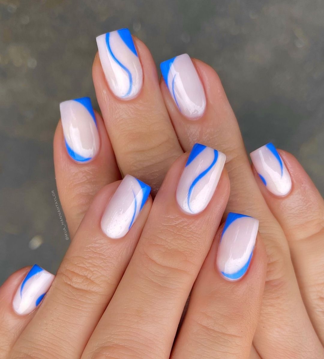 Unghie quadrate con decori azzurri - @mua_hannahtaylor