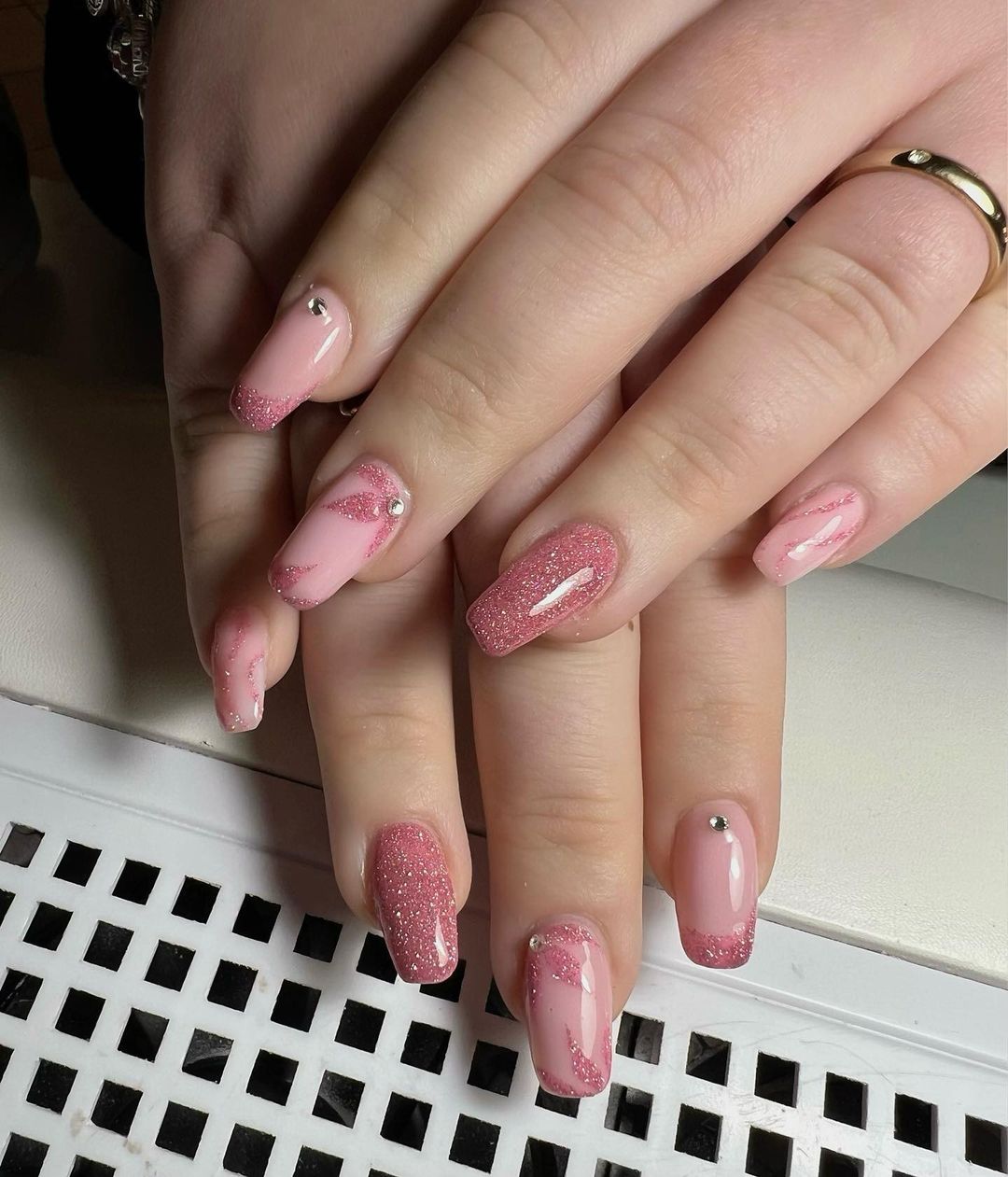 Unghie rosa con glitter - @nataliakushtova