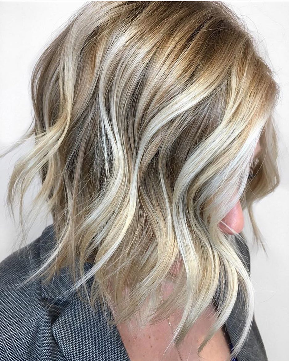 Balayage biondo su taglio corto - @brushedwithlove