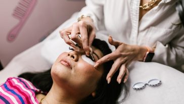 Laminazione ciglia - Foto di RODNAE Productions/ Pexels.com