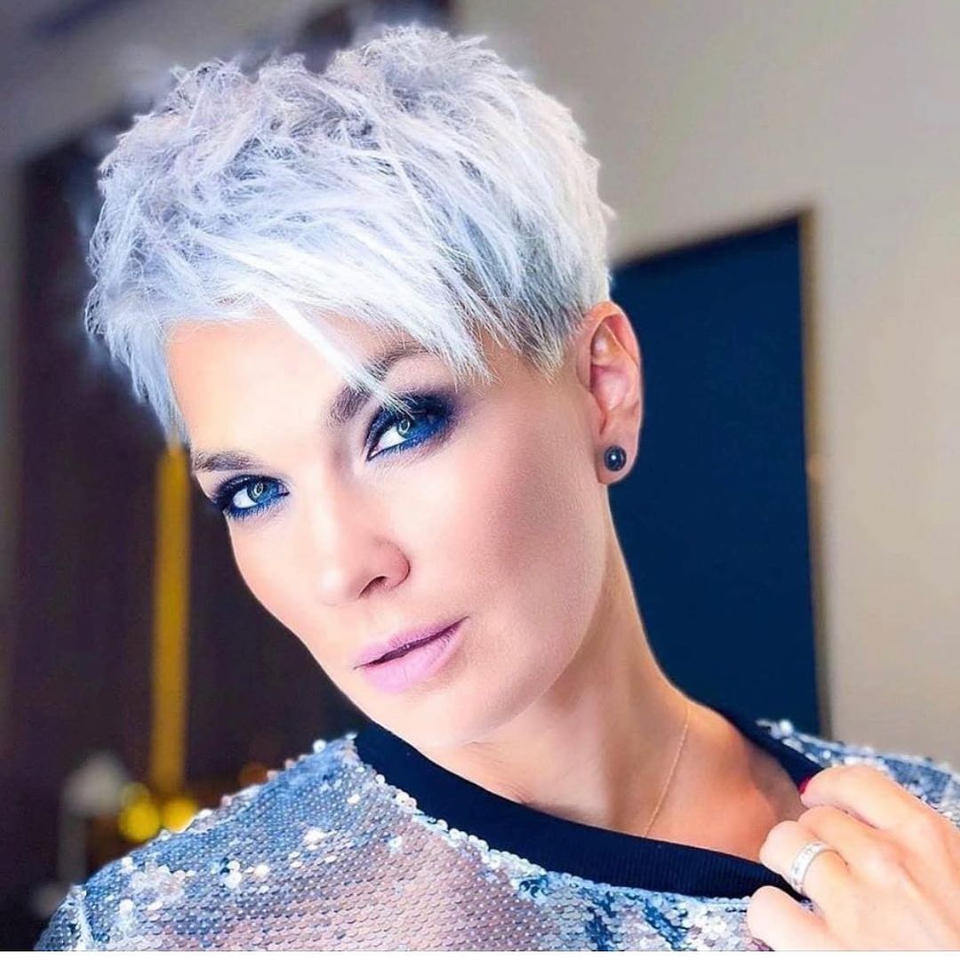 Pixie con riflessi blu - @kurzhaarestylen