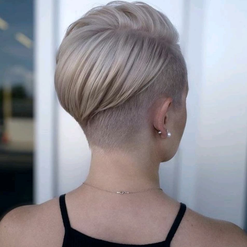 Taglio pixie asimmetrico - @courtneyxcentrichair