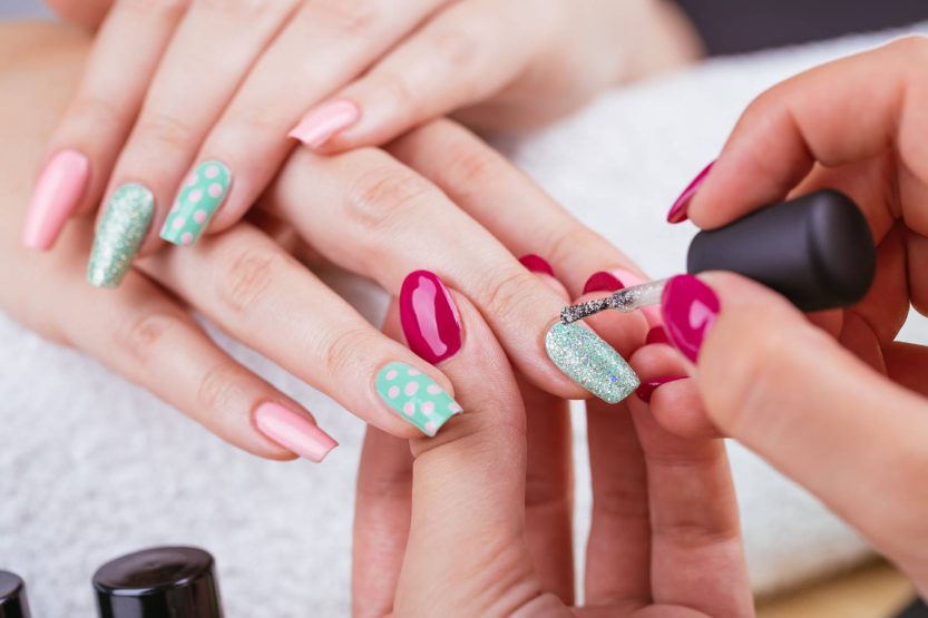 Unghie colorate, le Nail art più alla moda per mani al top - Foto: stock.adobe.com