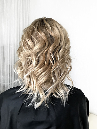 Balayage biondo freddo su capelli lunghi e medi