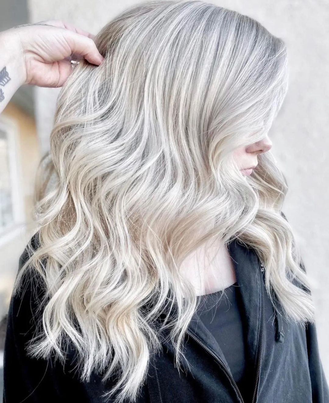 Capelli medi bianchi - Instagram: @blassomhair