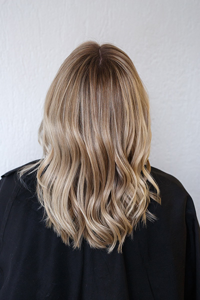 Capelli medi biondi - Foto: @adobestock.com