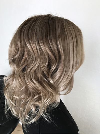Capelli medi biondo cenere - Foto: @adobestock.com