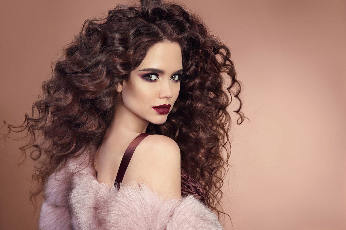 Capelli ricci scalati - Foto: @Adobestock.com