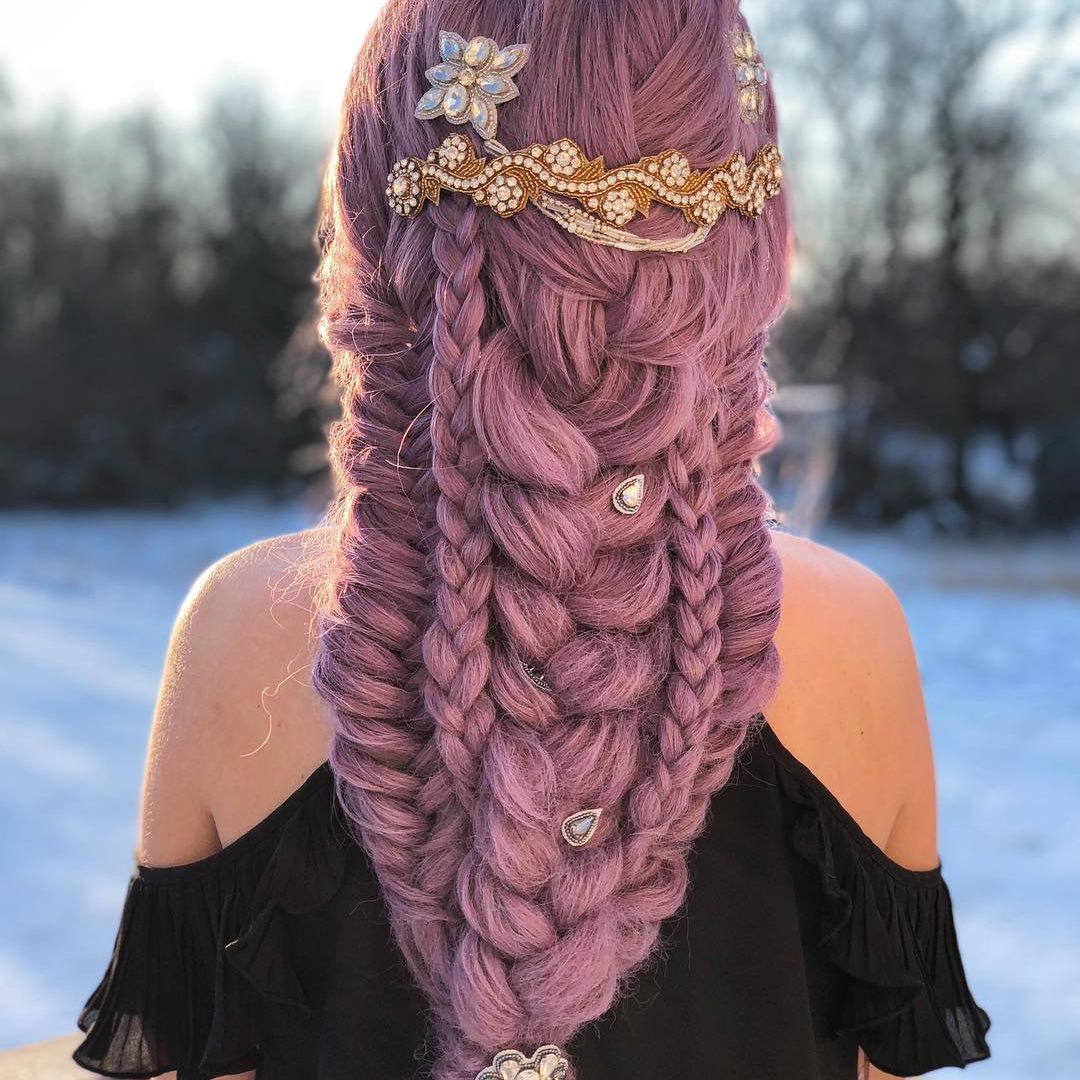Capelli rosa con treccia - Instagram: @beautybyhaleygarber