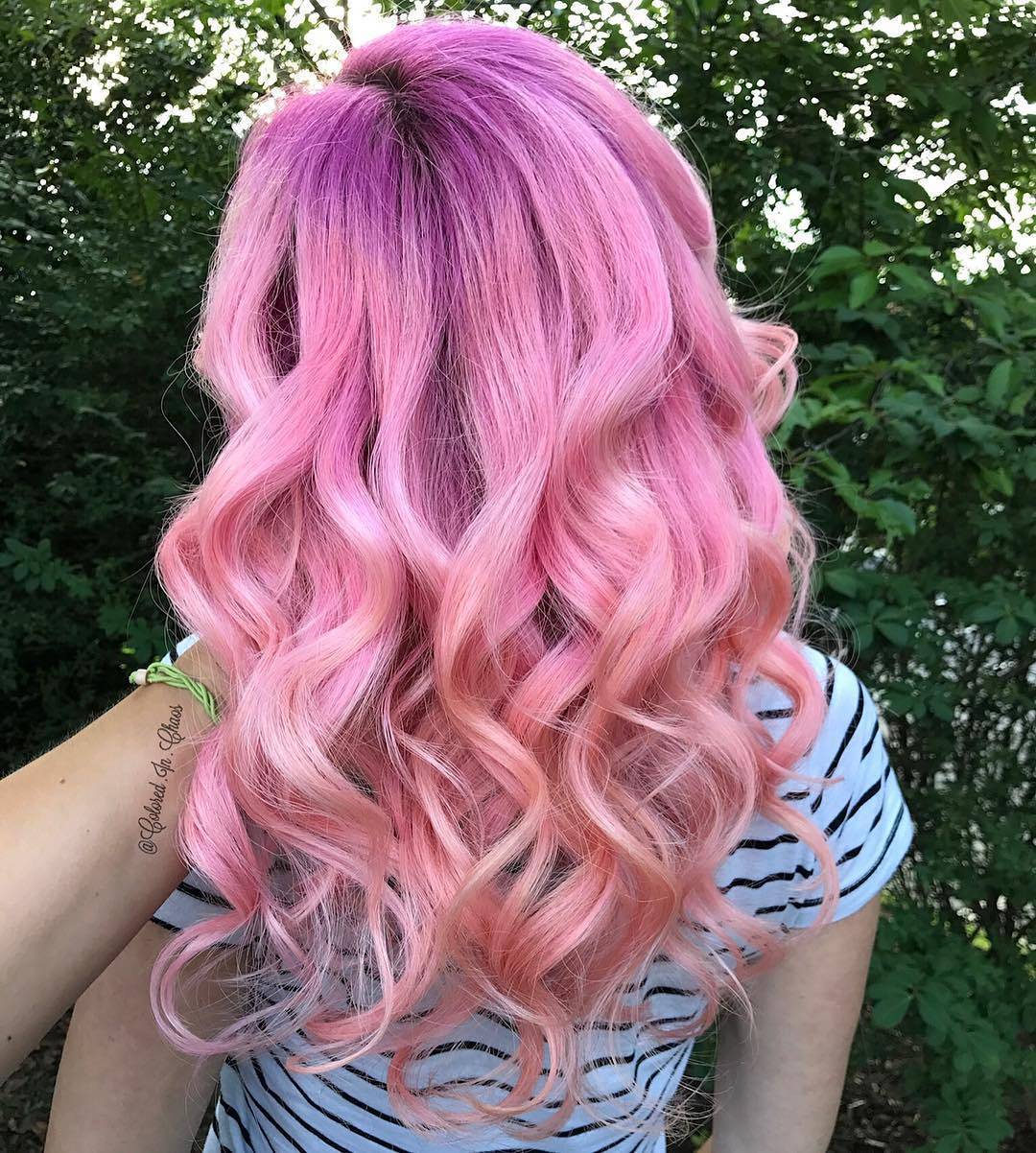 Capelli rosa mossi - Instagram: @colortrak