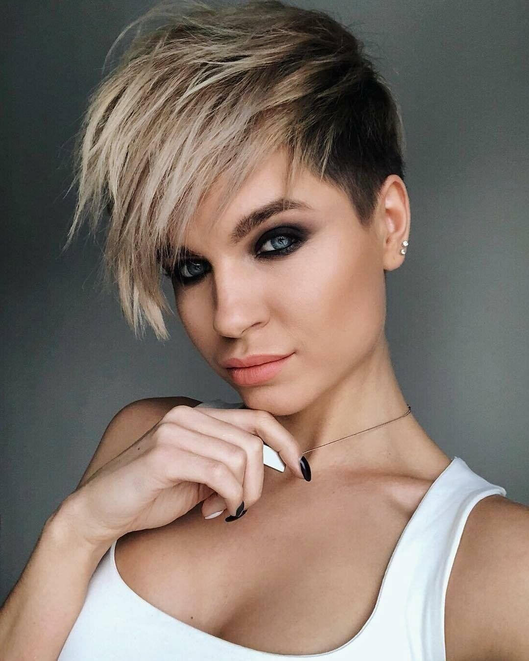 Pixie a due colori con ciuffo lungo - Instagram: @kurzhaarestylen