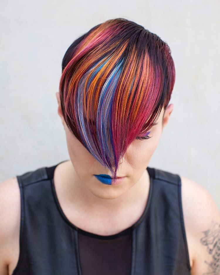 Pixie con ciuffo colorato - @lexi_salon360