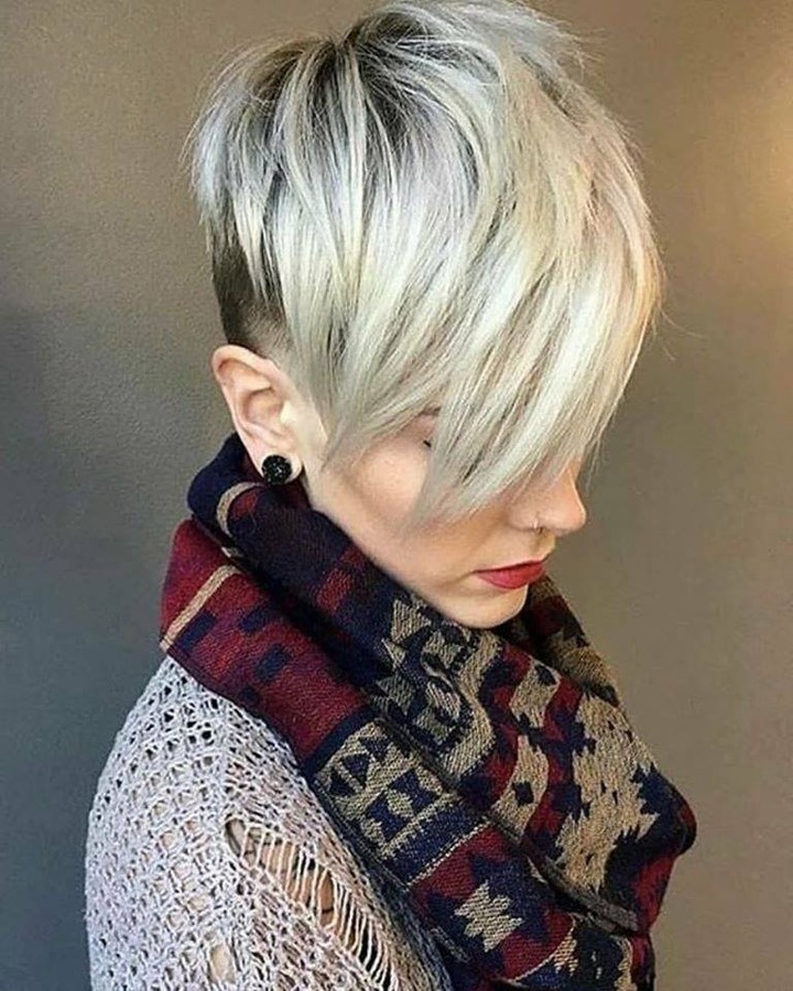 Pixie con ciuffo lungo - Instagram: @kurzhaarestylen