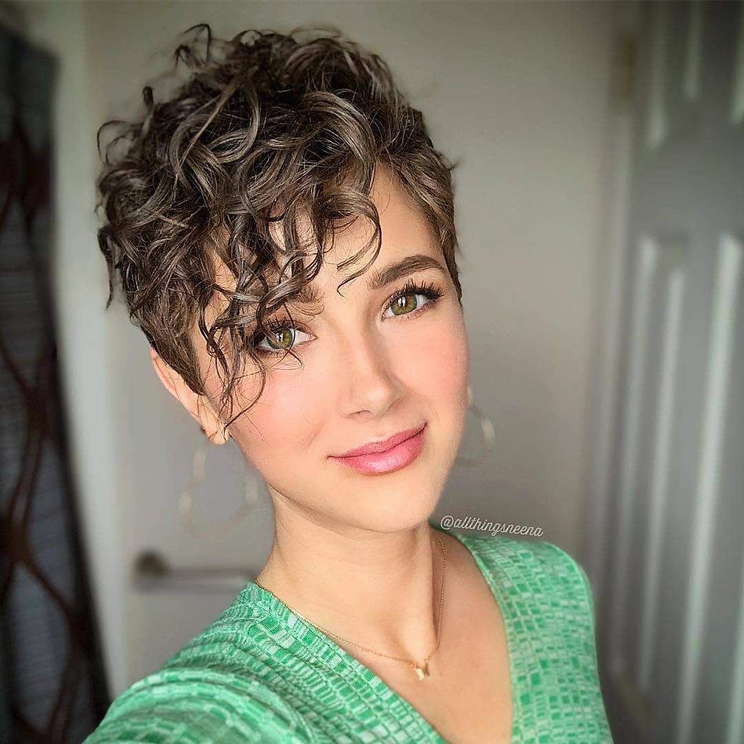 Pixie con ciuffo mosso - Instagram: @allthingsneena