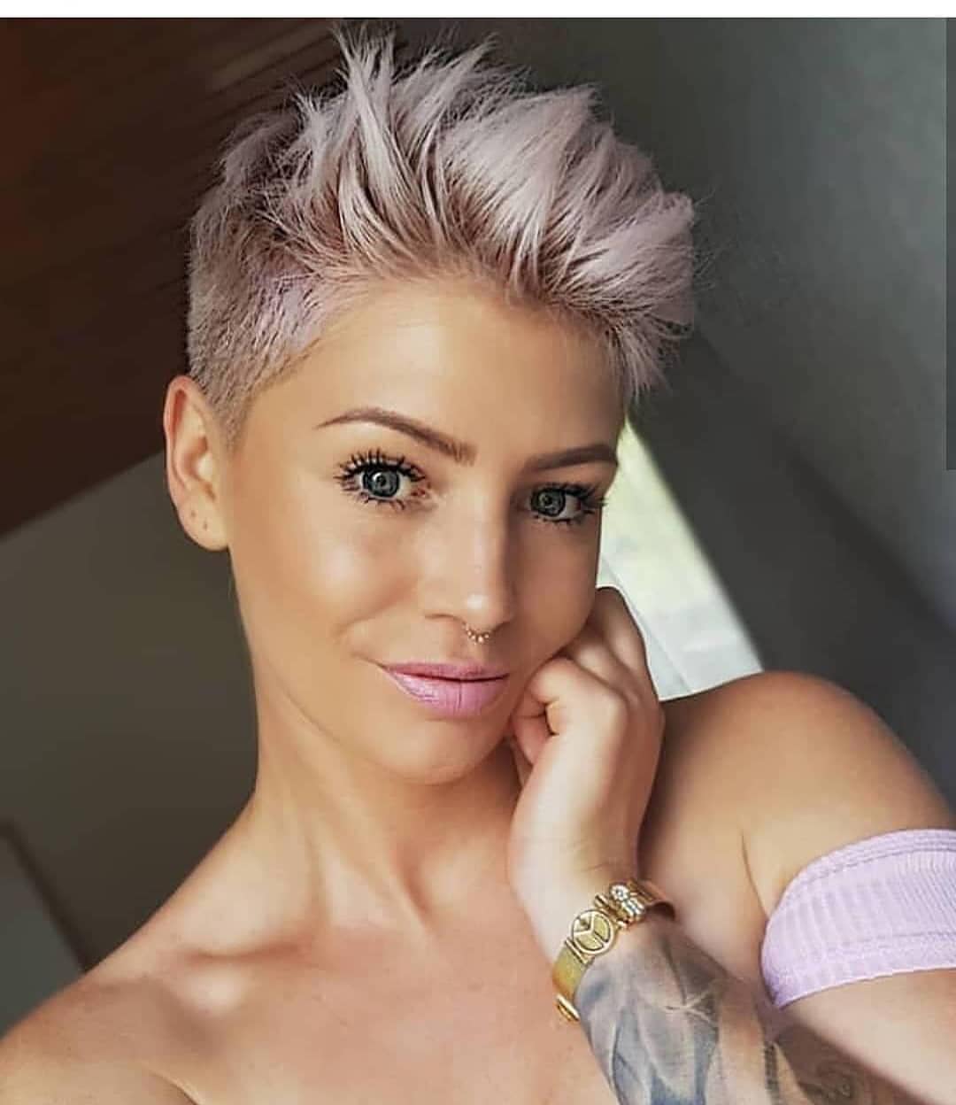 Pixie con ciuffo rosa - Instagram: @anna_maria_theresia