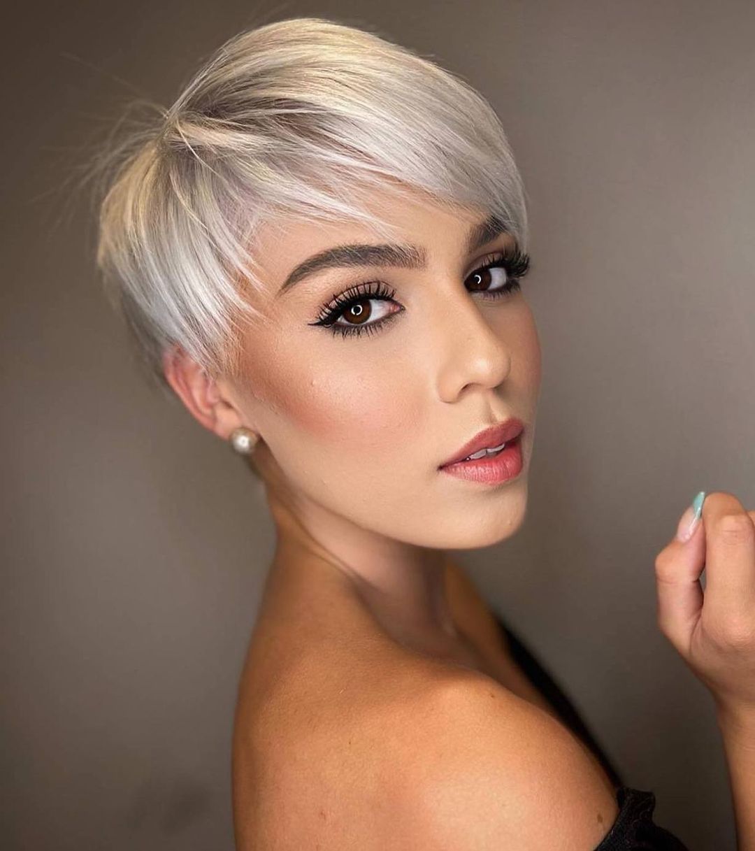 Pixie corto con ciuffo - Instagram: @pamela_cabelos