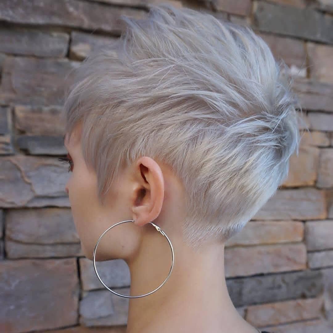 Pixie corto visto da dietro - Instagram: @emilyandersonstyling