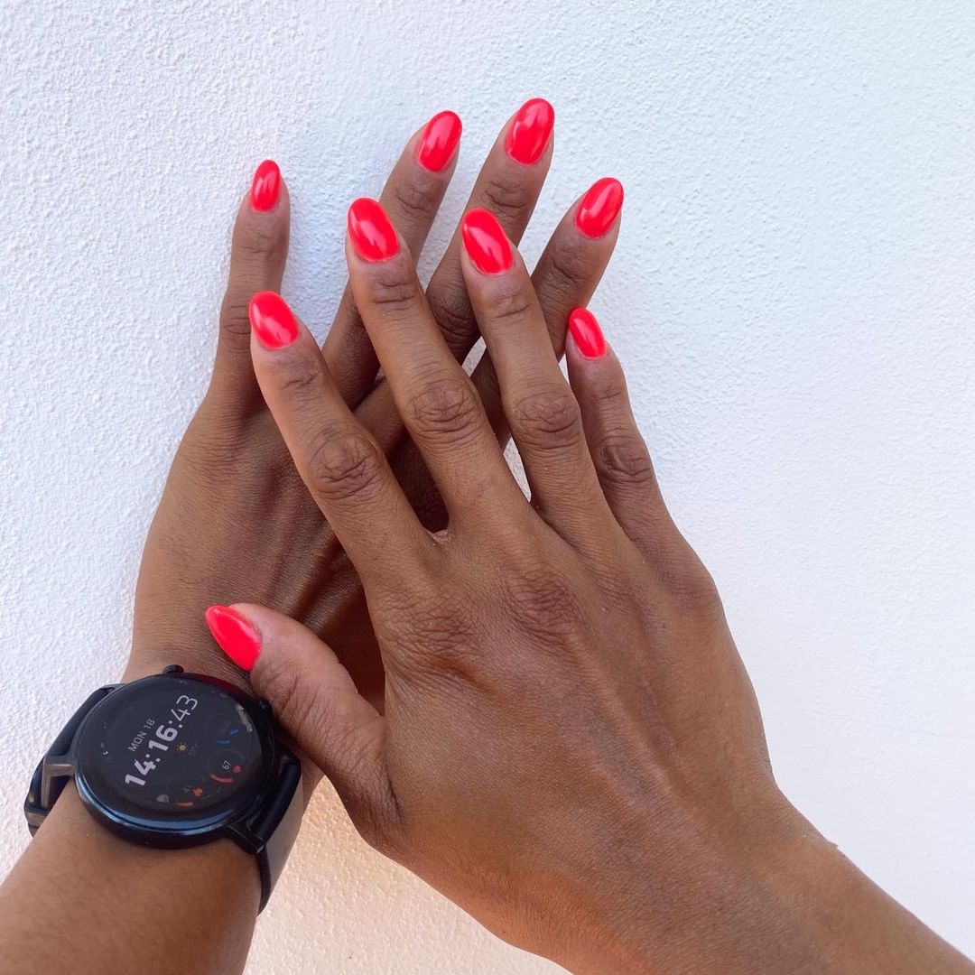 Smalto fluo - Instagram: @esteticalodaelena