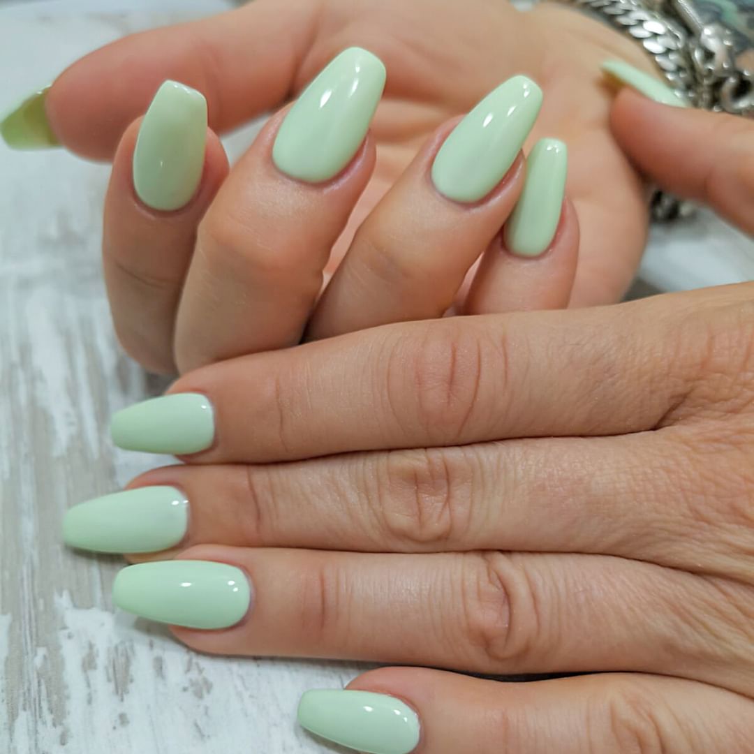Smalto verde pastello - Instagram: @centroestetico_coccole