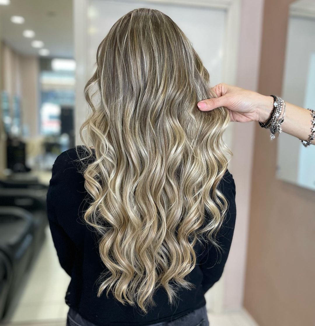 Taglio lungo biondo - Instagram: @lorealpro