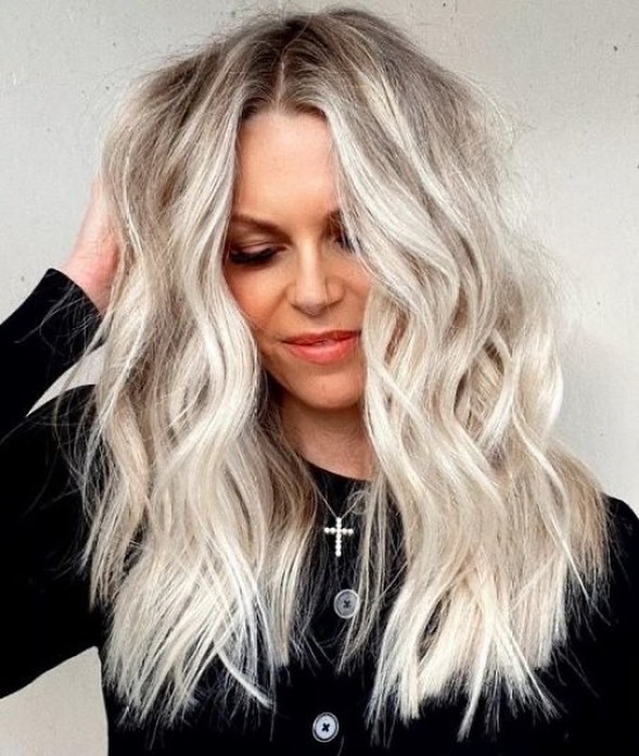 Taglio medio bianco - Instagram: @hairshionista