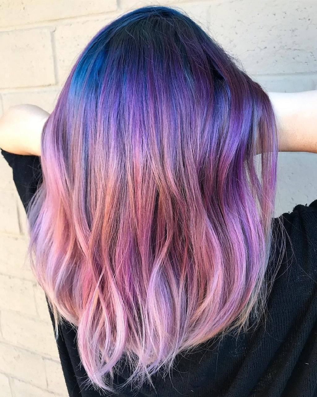 Taglio medio con sfumature viola - Instagram: @pulpriothair