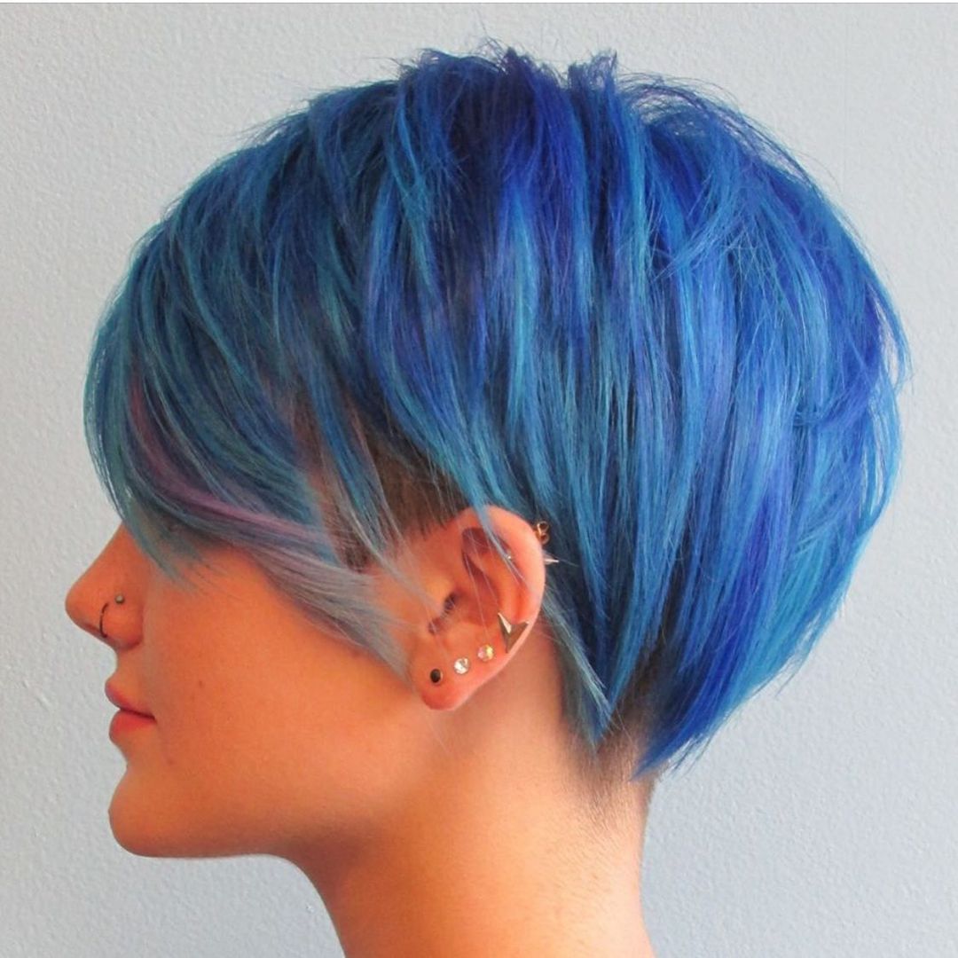 Taglio pixie blu - Instagram: @kurzhaarestylen