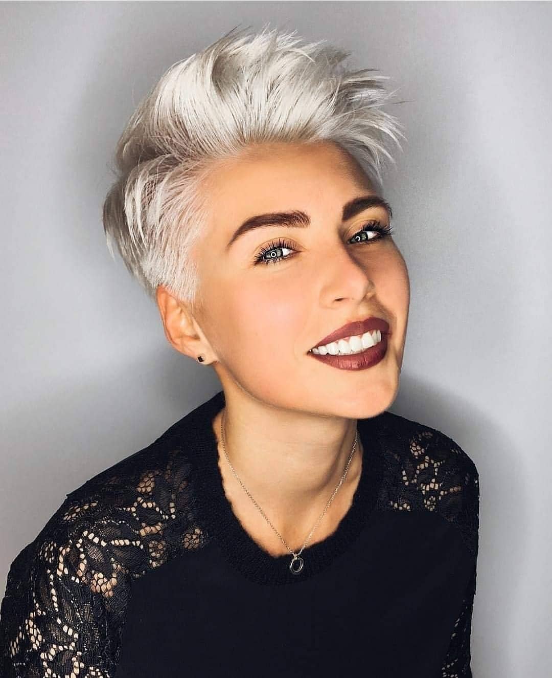 Taglio pixie con ciuffo bianco - Instagram: @kurzhaarestylen