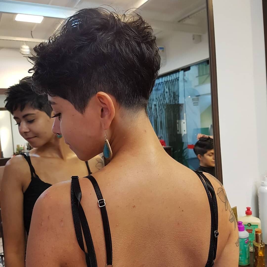 Taglio pixie di profilo - Instagram: @denyvir