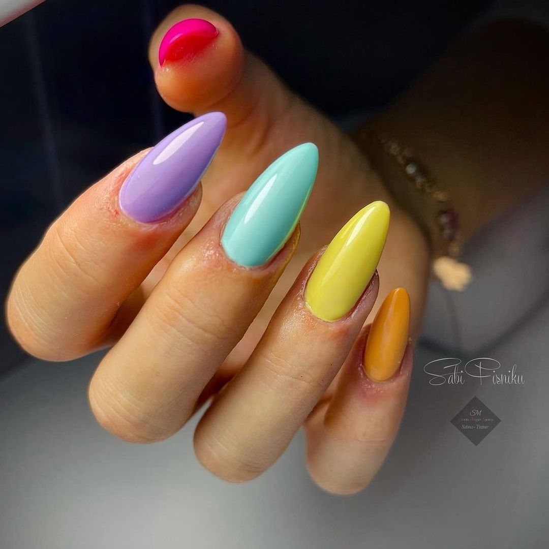 Unghie color pastello - Instagram: @sabifisniku_unghiegenova