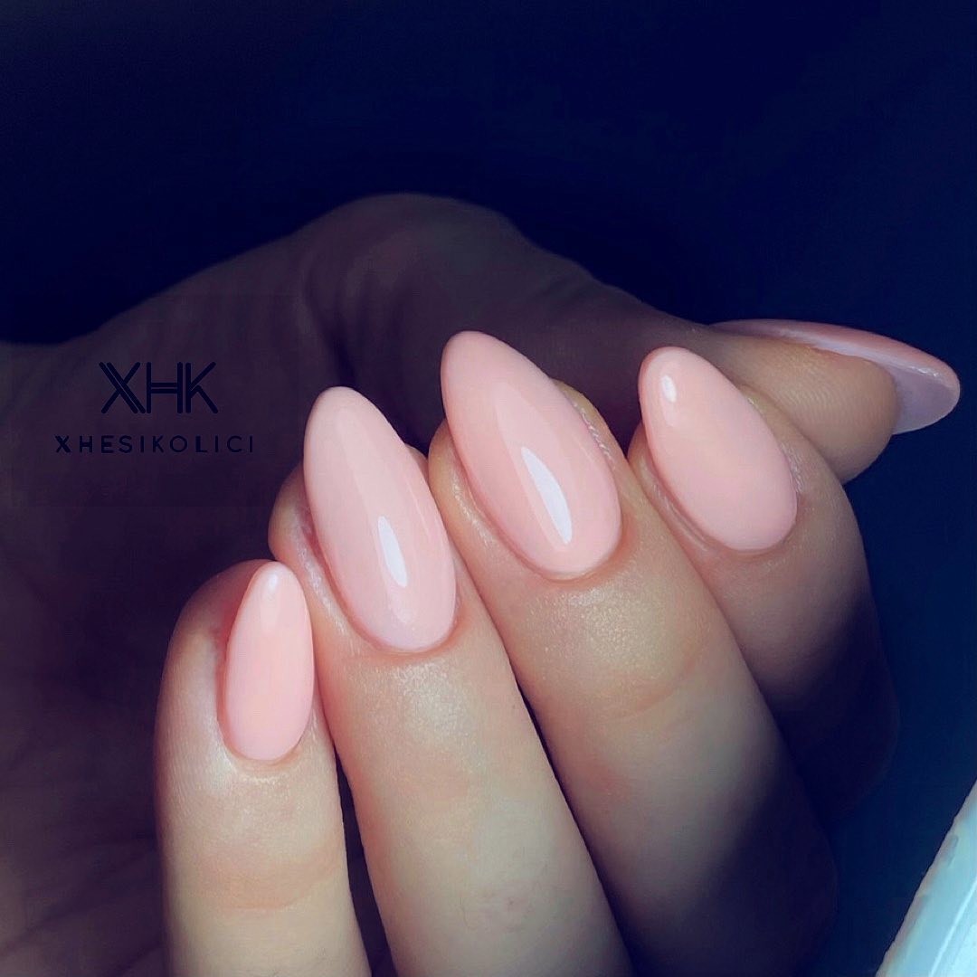Unghie nude - Instagram: @beautybyxhesi
