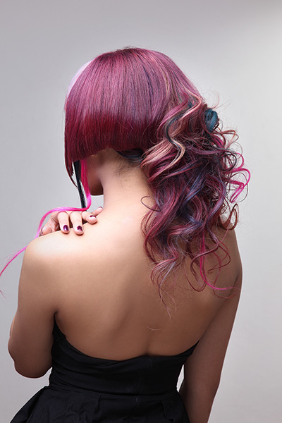 Acconciatura capelli lunghi viola - Foto: @shutterstock.com