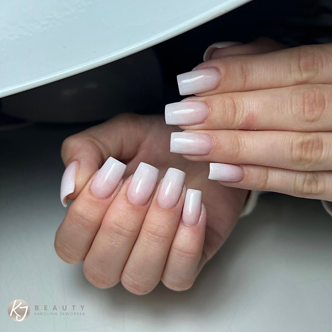 Baby boomer unghie quadrate - Instagram: @kjbeauty.karolinajaworska