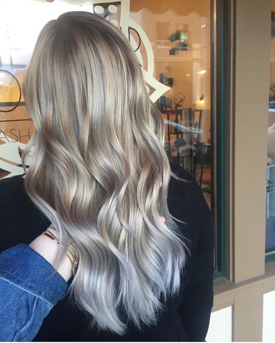 Balayage biondo con punte lilla - Instagram: @hairbyhaileyj
