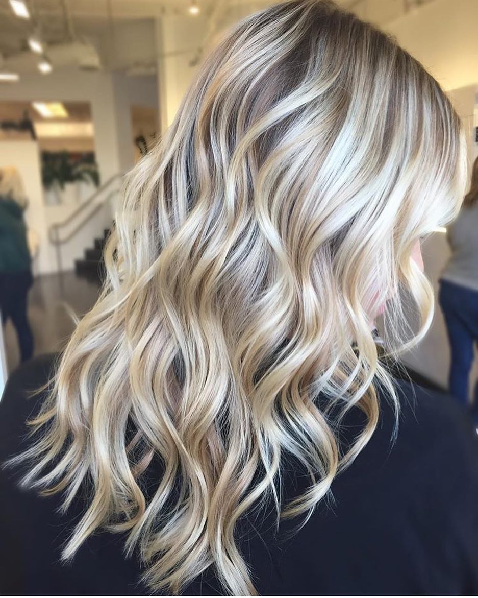 Balayage biondo freddo - Instagram: @colorbyashley