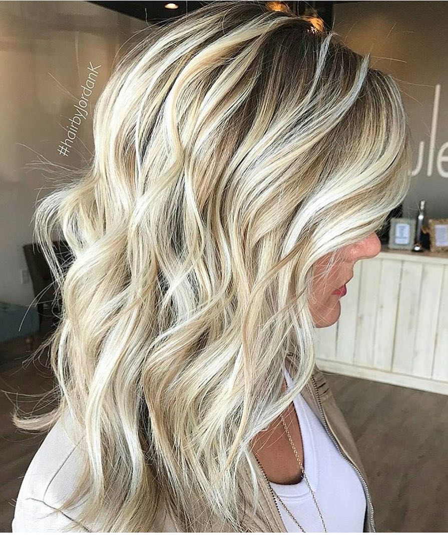 Balayage biondo luminoso - Instagram: @hairbyjordank