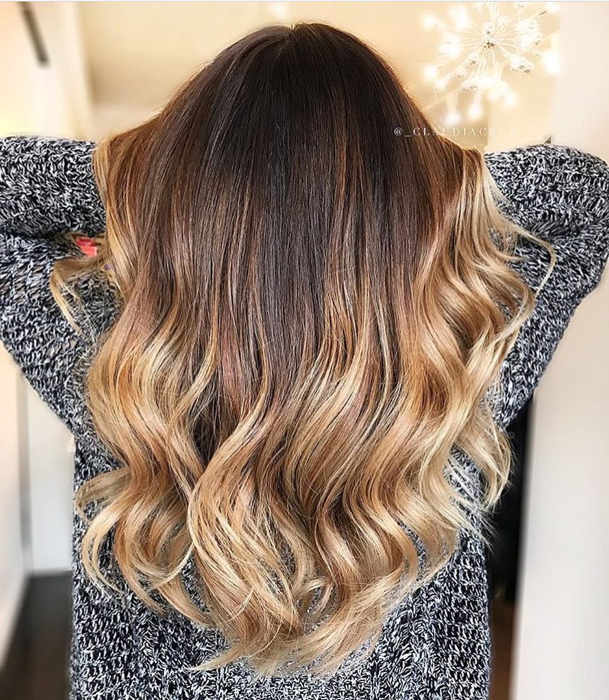 Balayage biondo su base castana - Instagram: @_claudiacruz_