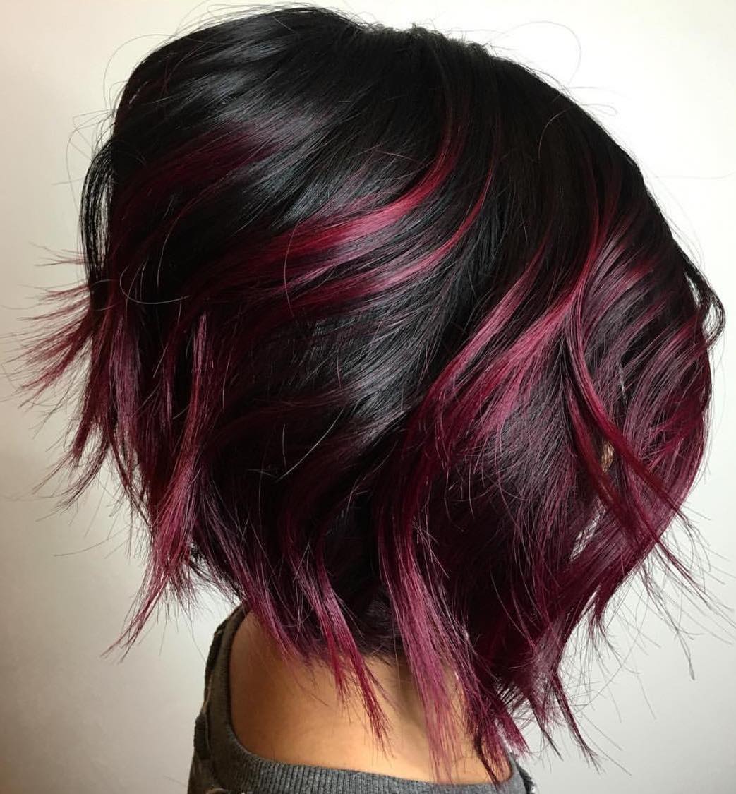 Bob nero con sfumature rosse - Instagram: @styled_by_carolynn