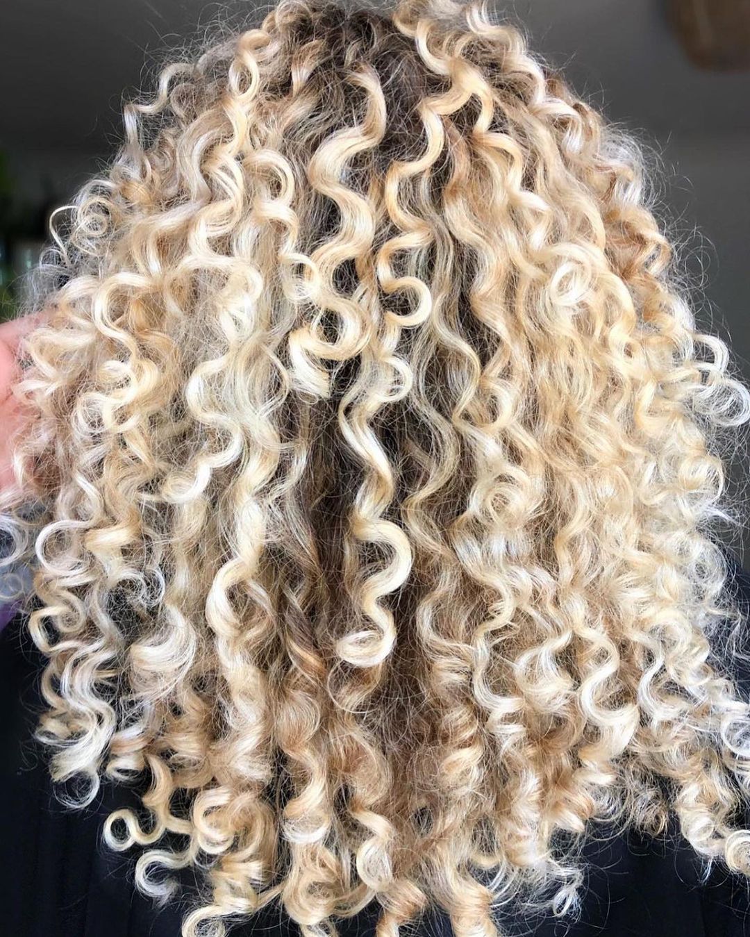 Capelli biondi lunghi - Instagram: @paris_mcelroy 