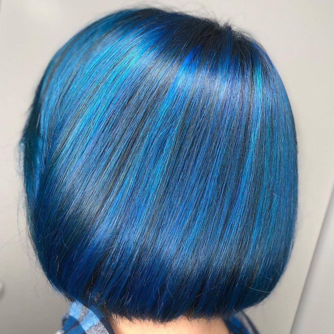 Capelli blu e scuri