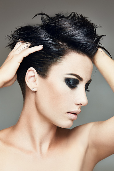 Capelli corti cresta scura