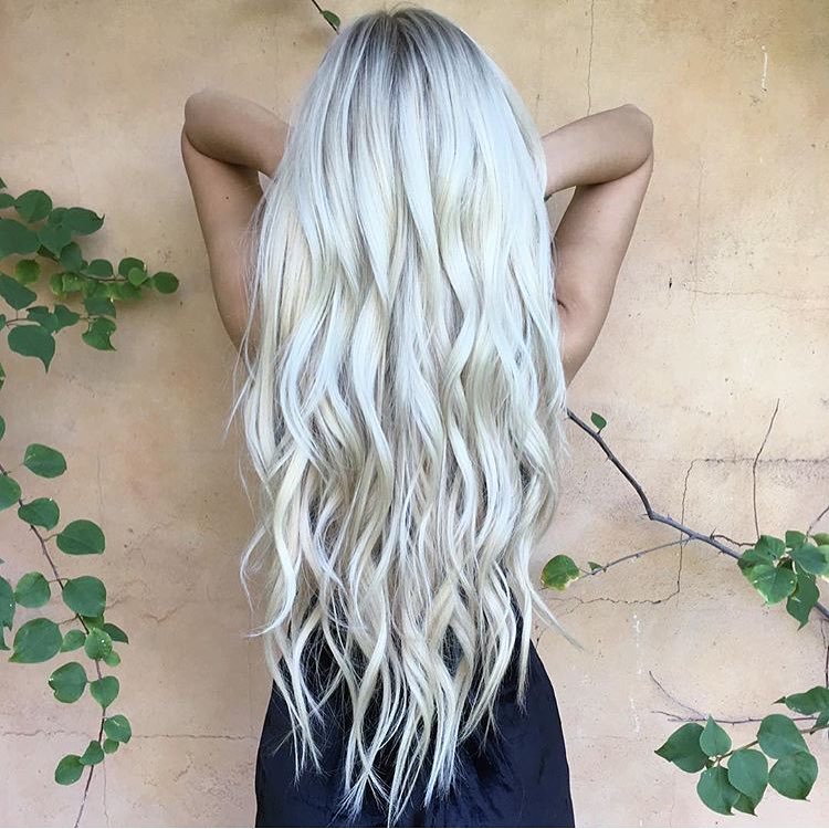 Capelli lunghi bianchi - Instagram: @hairby_chrissy