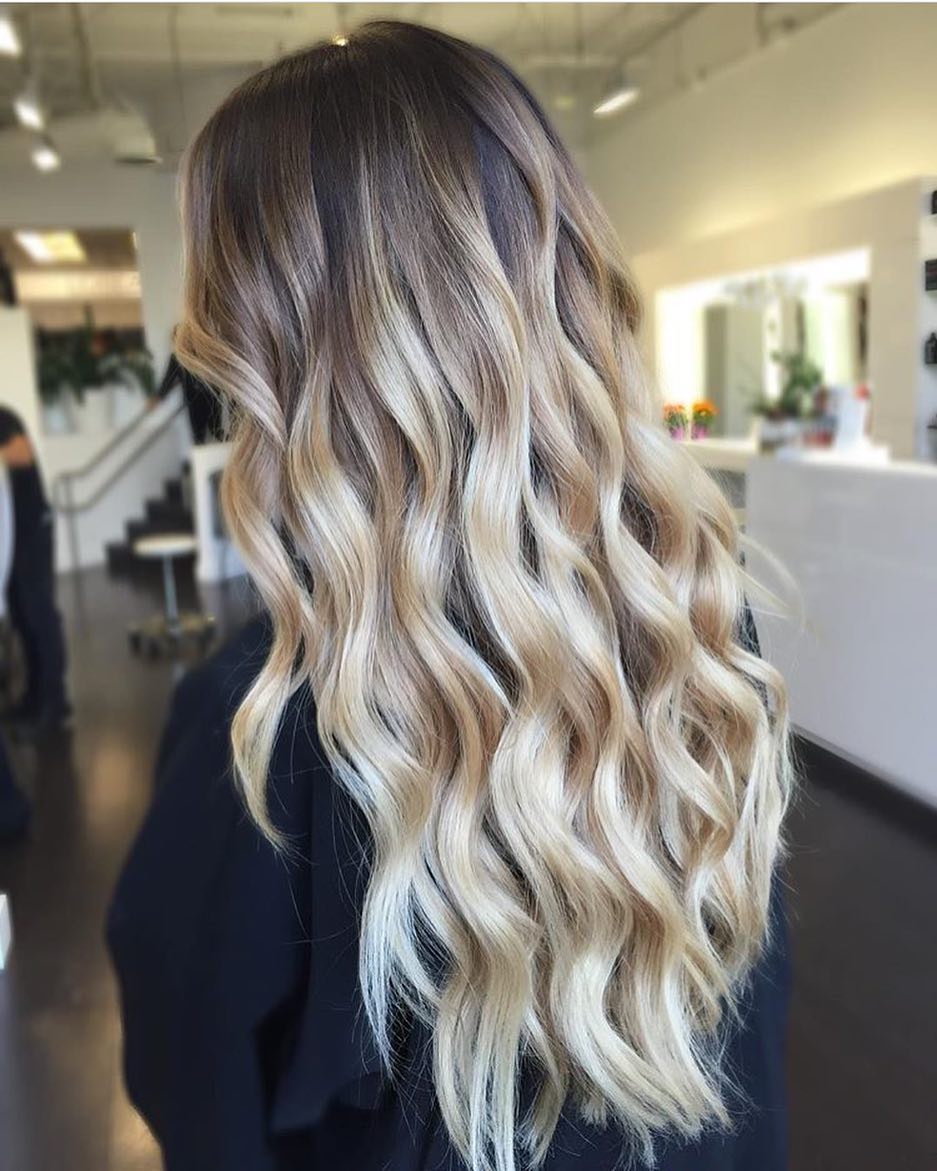 Capelli lunghi con sfumature bionde - Instagram: @colorbyashley