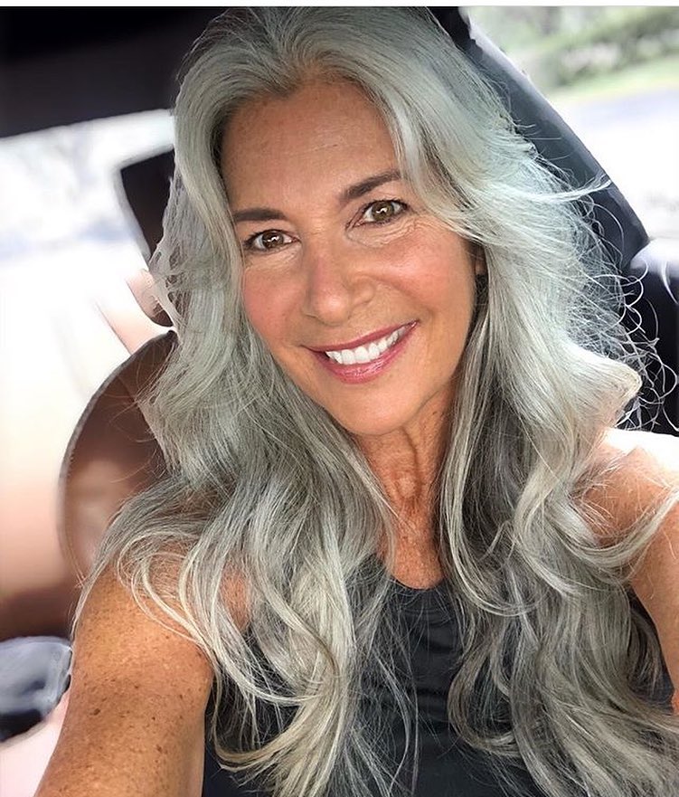 Capelli lunghi over 50 - Instagram: @silverstorm777 