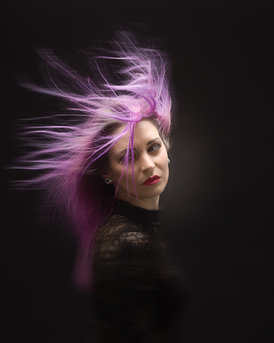 Capelli lunghi viola - Foto: @adobestock.com