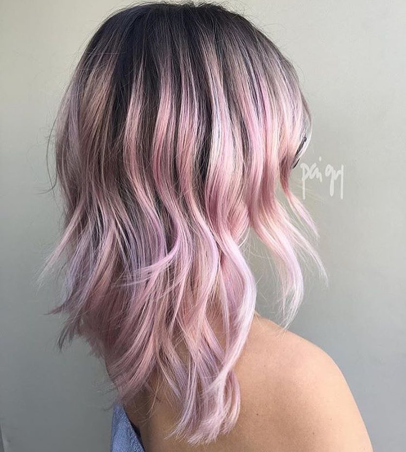 Capelli medi con sfumature rosa - Instagram: @polishedbypaigey
