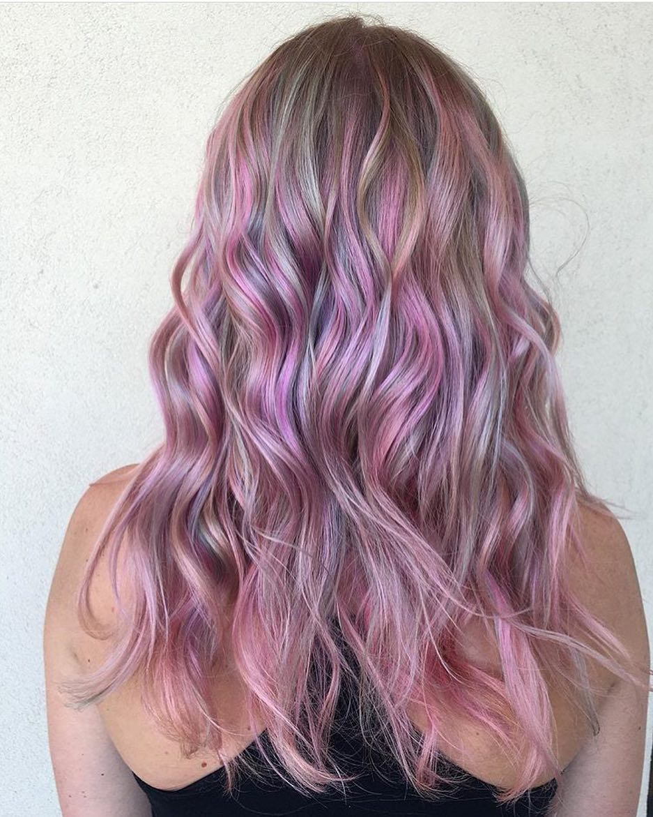 Capelli medi con sfumature rosa - Instagram: @kellymccormickhair